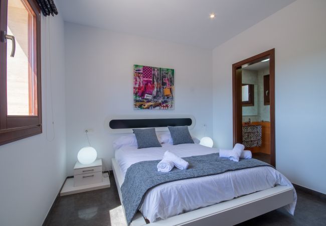 Villa with pool for 8 people in Sa Pobla, Mallorca. 3 double bedrooms, 2 bathrooms, large private pool, nice barbecue area, children's playground, free wifi-high-speed internet