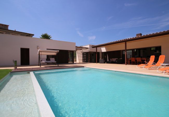 House with pool for 6 people in Sa Pobla, Mallorca. 3 double bedroom, 3 bathroom, AC, fireplace, private pool, garden, free internet.