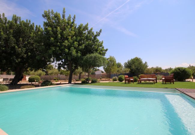 House with pool for 6 people in Sa Pobla, Mallorca. 3 double bedroom, 3 bathroom, AC, fireplace, private pool, garden, free internet.
