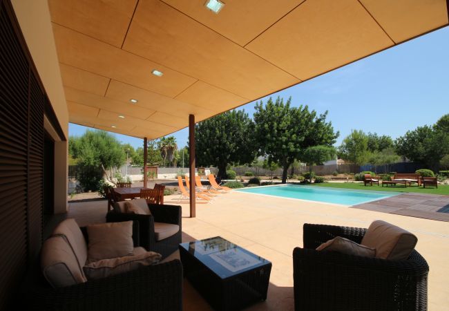 House with pool for 6 people in Sa Pobla, Mallorca. 3 double bedroom, 3 bathroom, AC, fireplace, private pool, garden, free internet.