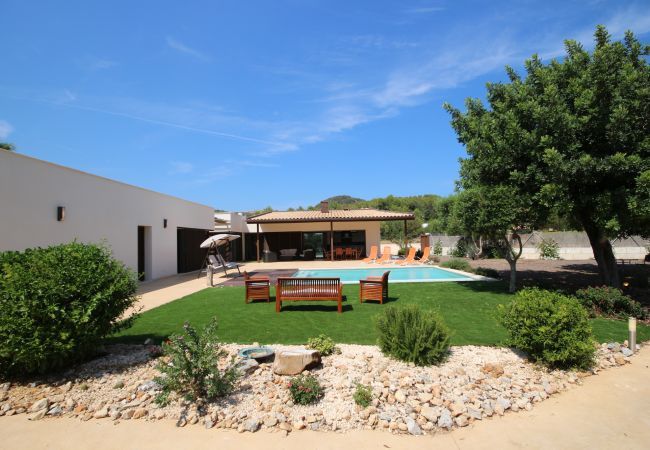 House with pool for 6 people in Sa Pobla, Mallorca. 3 double bedroom, 3 bathroom, AC, fireplace, private pool, garden, free internet.