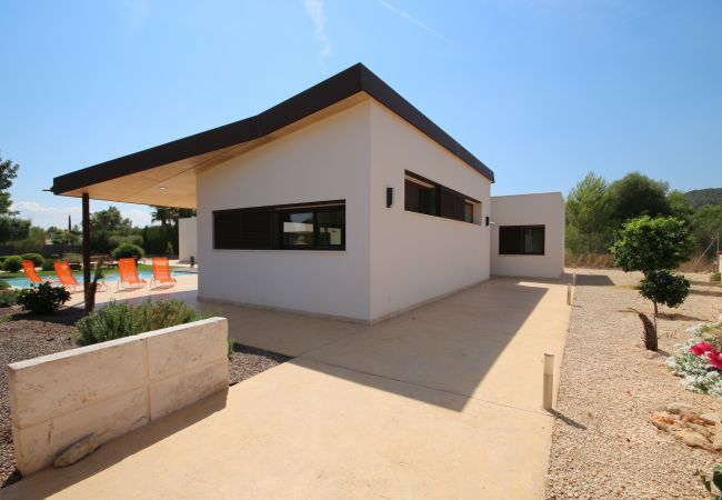 House with pool for 6 people in Sa Pobla, Mallorca. 3 double bedroom, 3 bathroom, AC, fireplace, private pool, garden, free internet.