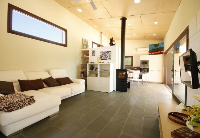 House with pool for 6 people in Sa Pobla, Mallorca. 3 double bedroom, 3 bathroom, AC, fireplace, private pool, garden, free internet.