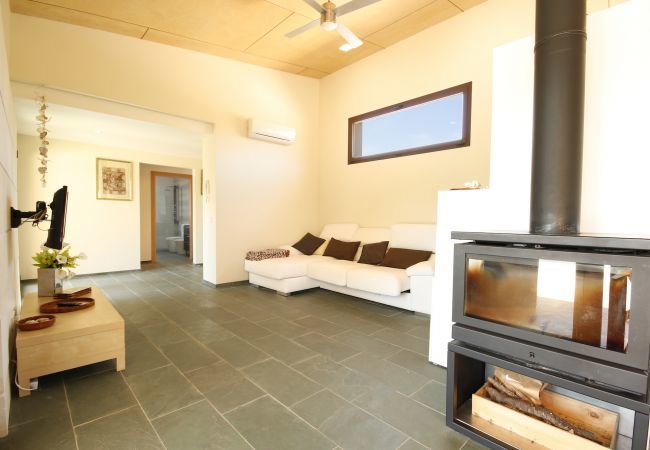 House with pool for 6 people in Sa Pobla, Mallorca. 3 double bedroom, 3 bathroom, AC, fireplace, private pool, garden, free internet.