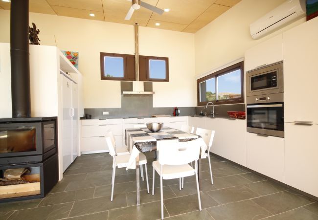 House with pool for 6 people in Sa Pobla, Mallorca. 3 double bedroom, 3 bathroom, AC, fireplace, private pool, garden, free internet.