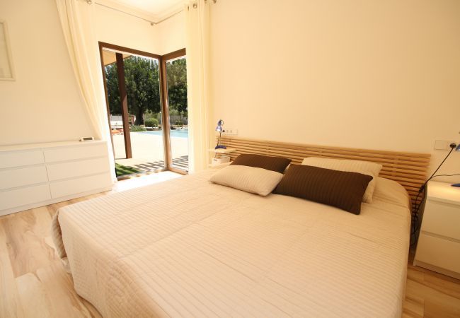 House with pool for 6 people in Sa Pobla, Mallorca. 3 double bedroom, 3 bathroom, AC, fireplace, private pool, garden, free internet.