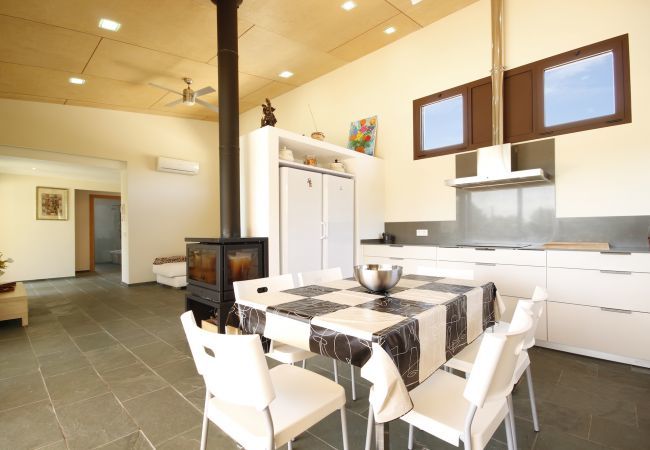House with pool for 6 people in Sa Pobla, Mallorca. 3 double bedroom, 3 bathroom, AC, fireplace, private pool, garden, free internet.