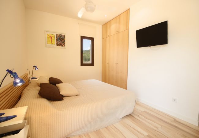 House with pool for 6 people in Sa Pobla, Mallorca. 3 double bedroom, 3 bathroom, AC, fireplace, private pool, garden, free internet.