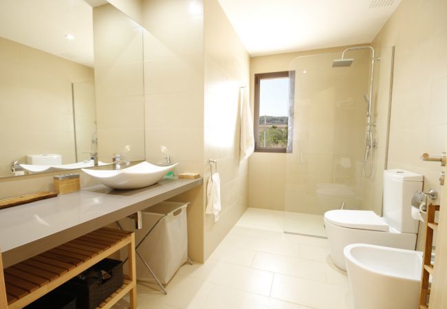 House with pool for 6 people in Sa Pobla, Mallorca. 3 double bedroom, 3 bathroom, AC, fireplace, private pool, garden, free internet.