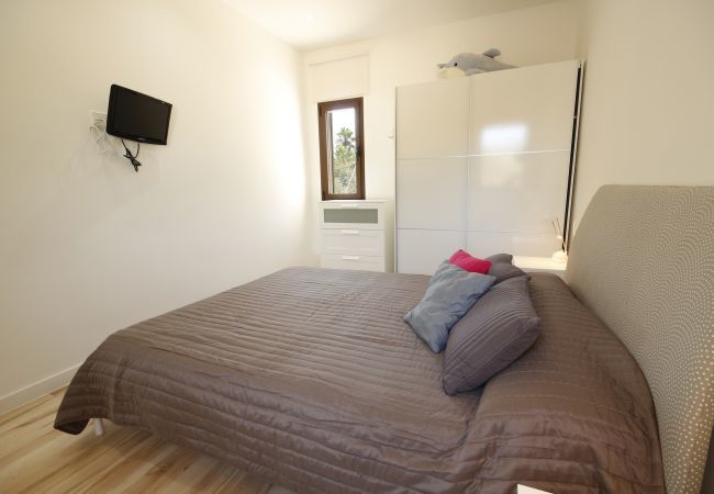 House with pool for 6 people in Sa Pobla, Mallorca. 3 double bedroom, 3 bathroom, AC, fireplace, private pool, garden, free internet.