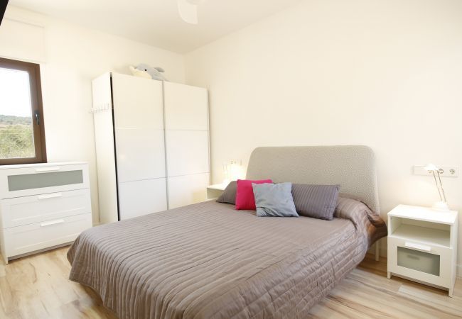 House with pool for 6 people in Sa Pobla, Mallorca. 3 double bedroom, 3 bathroom, AC, fireplace, private pool, garden, free internet.
