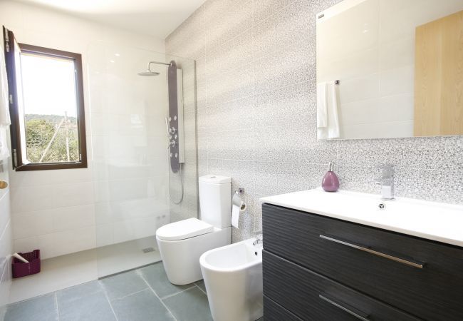 House with pool for 6 people in Sa Pobla, Mallorca. 3 double bedroom, 3 bathroom, AC, fireplace, private pool, garden, free internet.