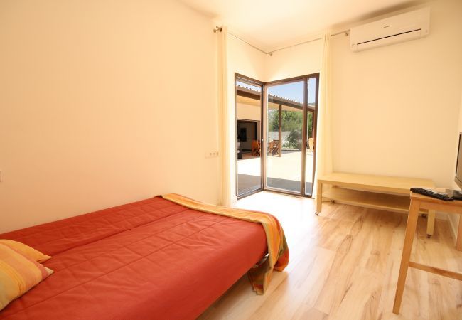 House with pool for 6 people in Sa Pobla, Mallorca. 3 double bedroom, 3 bathroom, AC, fireplace, private pool, garden, free internet.