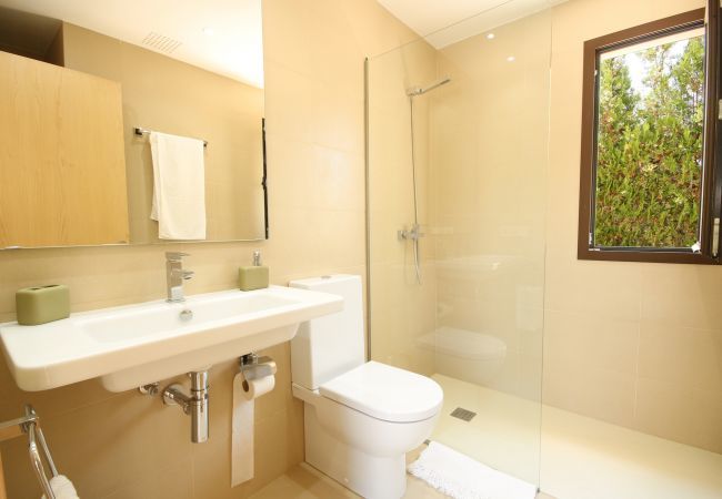 House with pool for 6 people in Sa Pobla, Mallorca. 3 double bedroom, 3 bathroom, AC, fireplace, private pool, garden, free internet.