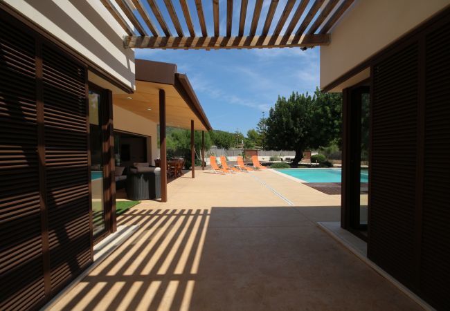 House with pool for 6 people in Sa Pobla, Mallorca. 3 double bedroom, 3 bathroom, AC, fireplace, private pool, garden, free internet.