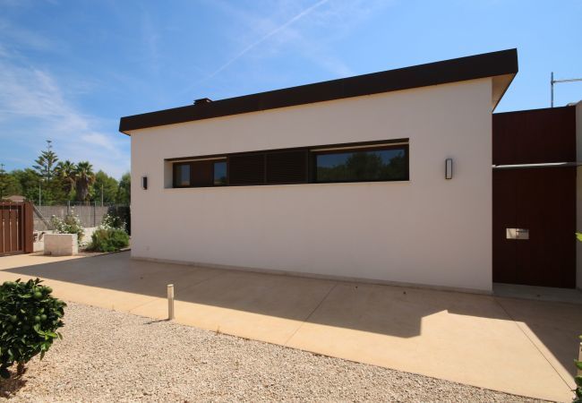 House with pool for 6 people in Sa Pobla, Mallorca. 3 double bedroom, 3 bathroom, AC, fireplace, private pool, garden, free internet.