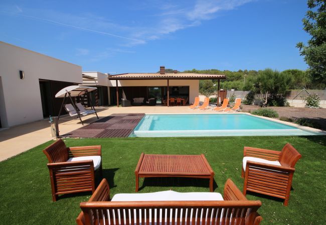 House with pool for 6 people in Sa Pobla, Mallorca. 3 double bedroom, 3 bathroom, AC, fireplace, private pool, garden, free internet.