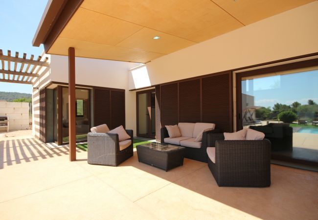 House with pool for 6 people in Sa Pobla, Mallorca. 3 double bedroom, 3 bathroom, AC, fireplace, private pool, garden, free internet.