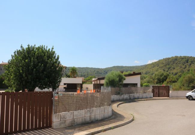 House with pool for 6 people in Sa Pobla, Mallorca. 3 double bedroom, 3 bathroom, AC, fireplace, private pool, garden, free internet.