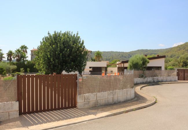 House with pool for 6 people in Sa Pobla, Mallorca. 3 double bedroom, 3 bathroom, AC, fireplace, private pool, garden, free internet.