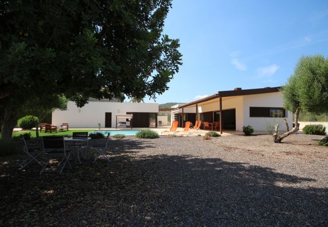 House with pool for 6 people in Sa Pobla, Mallorca. 3 double bedroom, 3 bathroom, AC, fireplace, private pool, garden, free internet.