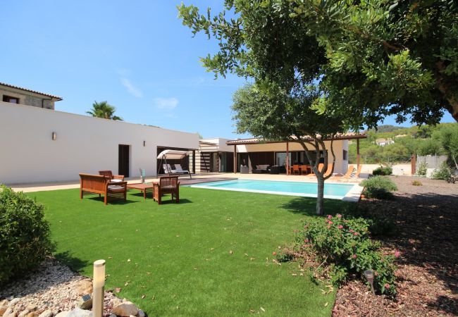 House with pool for 6 people in Sa Pobla, Mallorca. 3 double bedroom, 3 bathroom, AC, fireplace, private pool, garden, free internet.