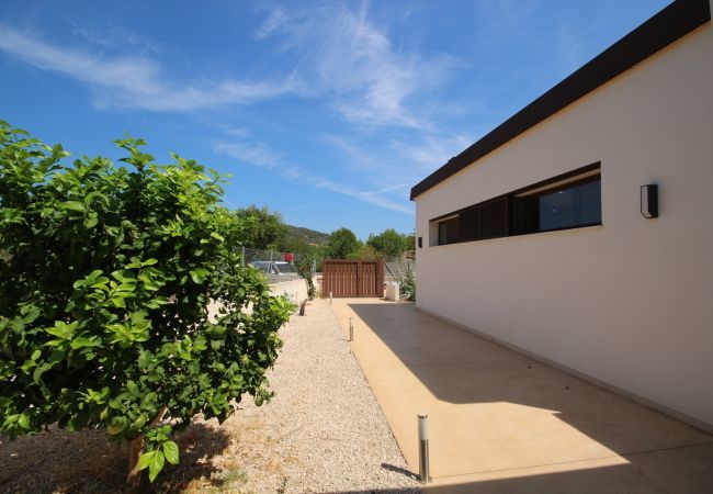 House with pool for 6 people in Sa Pobla, Mallorca. 3 double bedroom, 3 bathroom, AC, fireplace, private pool, garden, free internet.