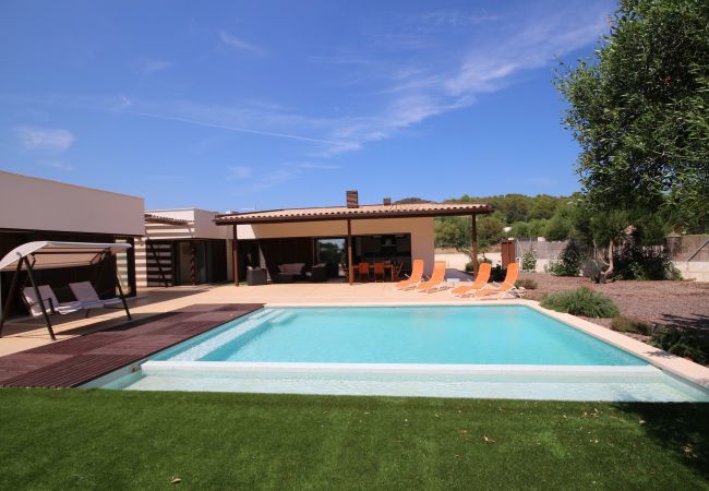House with pool for 6 people in Sa Pobla, Mallorca. 3 double bedroom, 3 bathroom, AC, fireplace, private pool, garden, free internet.