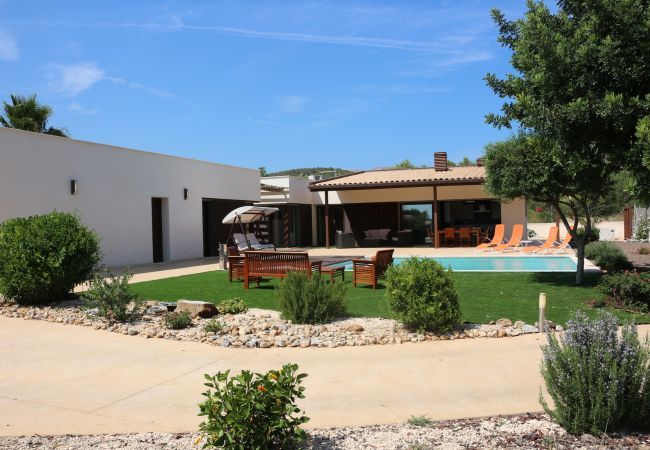 House with pool for 6 people in Sa Pobla, Mallorca. 3 double bedroom, 3 bathroom, AC, fireplace, private pool, garden, free internet.