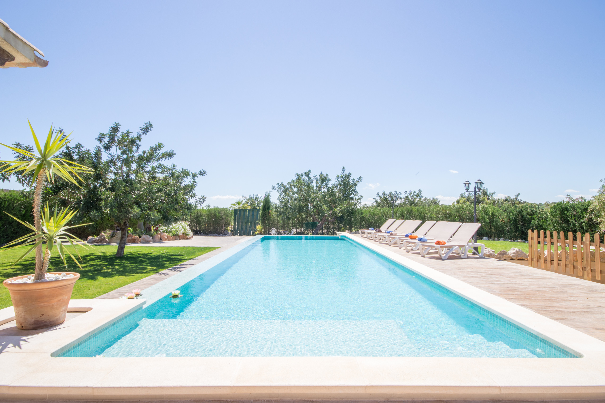 5 double bedrooms, 4 bathrooms, private pool, garden with table tennis, BBQ and a relax factor.