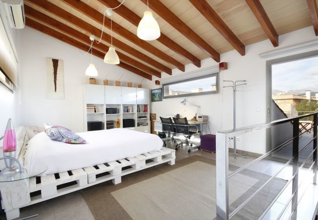 Townhouse for 8 people in Sa Pobla, Mallorca. 3 DBR, 1 children's room, 3 bathrooms, WIFI, garden with BBQ and roof terrace.