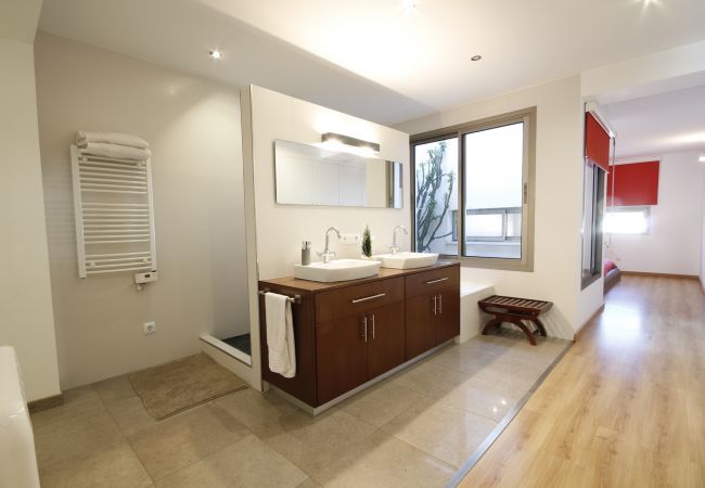 Townhouse for 8 people in Sa Pobla, Mallorca. 3 DBR, 1 children's room, 3 bathrooms, WIFI, garden with BBQ and roof terrace.