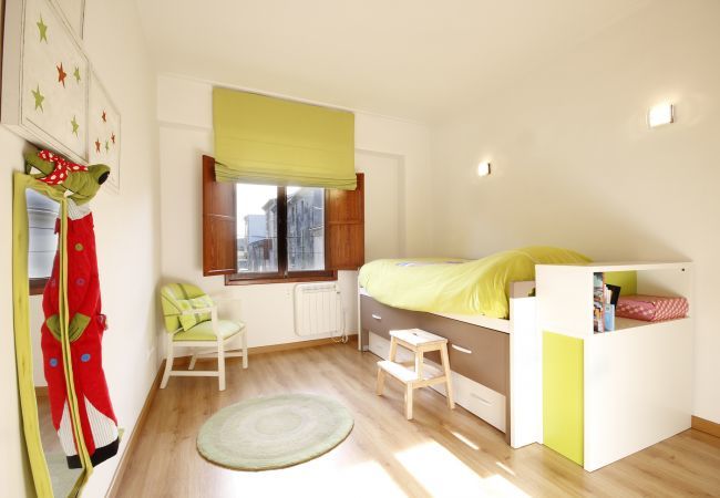 Townhouse for 8 people in Sa Pobla, Mallorca. 3 DBR, 1 children's room, 3 bathrooms, WIFI, garden with BBQ and roof terrace.