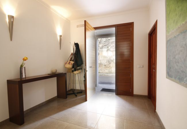 Townhouse for 8 people in Sa Pobla, Mallorca. 3 habitaciones dobles, 1 habitación infantil, 3 baños, WIFI, jardín con barbacoa y terraza en la azotea.