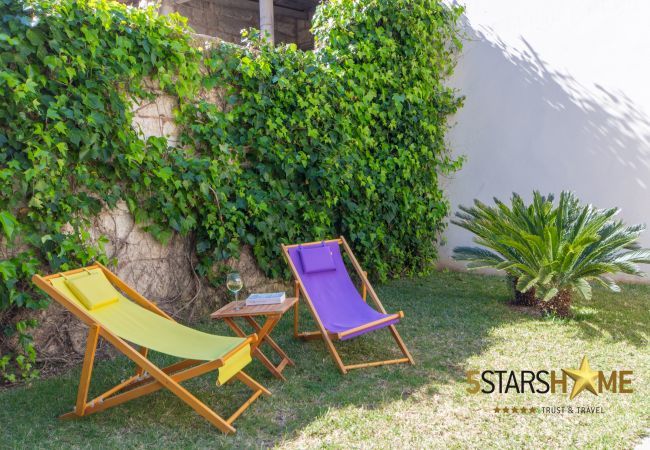 Townhouse for 8 people in Sa Pobla, Mallorca. 3 DBR, 1 children's room, 3 bathrooms, WIFI, garden with BBQ and roof terrace.