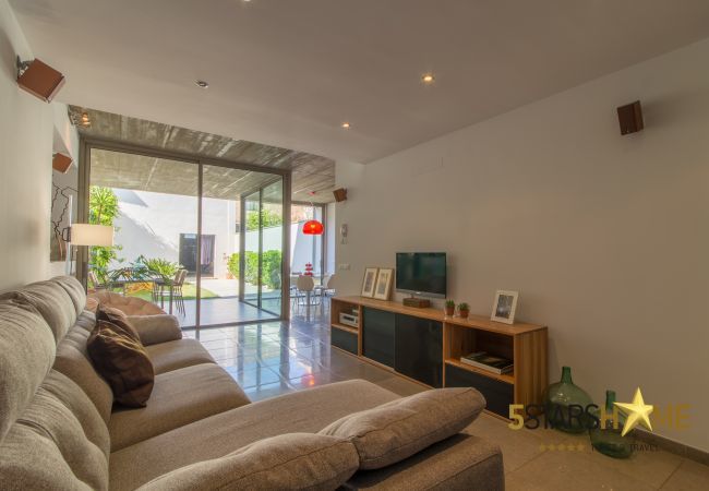Townhouse for 8 people in Sa Pobla, Mallorca. 3 DBR, 1 children's room, 3 bathrooms, WIFI, garden with BBQ and roof terrace.