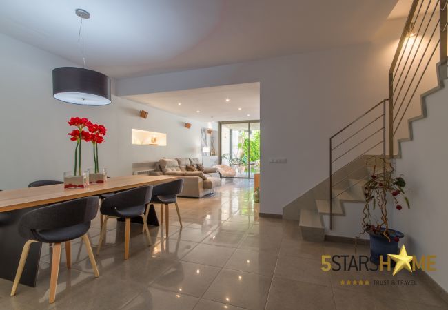 Townhouse for 8 people in Sa Pobla, Mallorca. 3 DBR, 1 children's room, 3 bathrooms, WIFI, garden with BBQ and roof terrace.