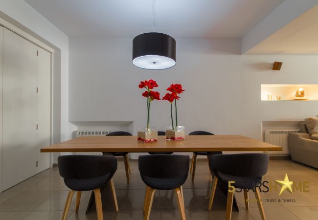 Townhouse for 8 people in Sa Pobla, Mallorca. 3 DBR, 1 children's room, 3 bathrooms, WIFI, garden with BBQ and roof terrace.