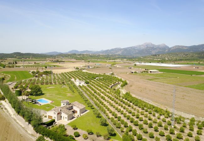 Rural house with pool for 15 people in Búger, Mallorca. 7 DBR, 5 BR (3 en suite), 1 Guest-WC, Wifi, sauna, pool, soccer field, golf course and idyllic outdoor area.