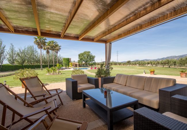 Rural house with pool for 15 people in Búger, Mallorca. 7 habitaciones dobles, 5 baños (3 en suite), 1 aseo, Wifi, sauna, piscina, campo de fútbol, campo de golf.