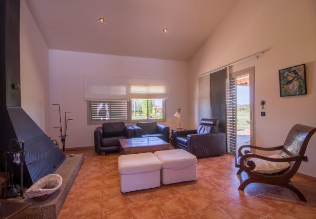 Rural house with pool for 15 people in Búger, Mallorca. 7 DBR, 5 BR (3 en suite), 1 Guest-WC, Wifi, sauna, pool, soccer field, golf course and idyllic outdoor area.