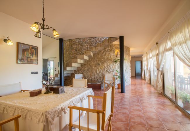 Rural house with pool for 15 people in Búger, Mallorca. 7 DBR, 5 BR (3 en suite), 1 Guest-WC, Wifi, sauna, pool, soccer field, golf course and idyllic outdoor area.