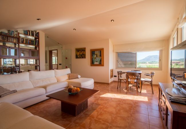 Rural house with pool for 15 people in Búger, Mallorca. 7 DBR, 5 BR (3 en suite), 1 Guest-WC, Wifi, sauna, pool, soccer field, golf course and idyllic outdoor area.