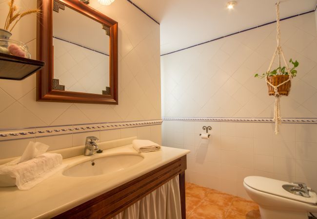 Rural house with pool for 15 people in Búger, Mallorca. 7 DBR, 5 BR (3 en suite), 1 Guest-WC, Wifi, sauna, pool, soccer field, golf course and idyllic outdoor area.