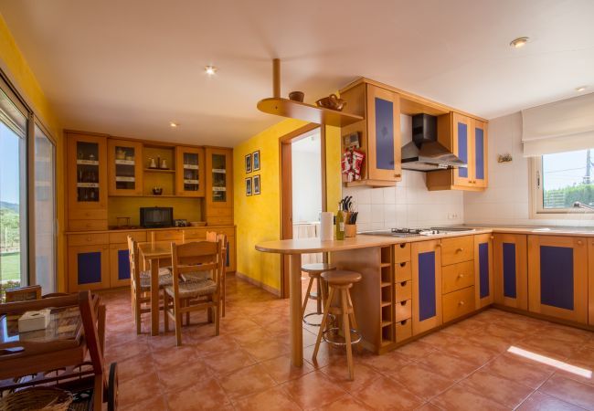 Rural house with pool for 15 people in Búger, Mallorca. 7 DBR, 5 BR (3 en suite), 1 Guest-WC, Wifi, sauna, pool, soccer field, golf course and idyllic outdoor area.
