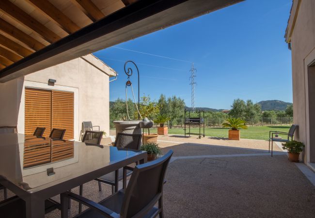 Rural house with pool for 15 people in Búger, Mallorca. 7 DBR, 5 BR (3 en suite), 1 Guest-WC, Wifi, sauna, pool, soccer field, golf course and idyllic outdoor area.