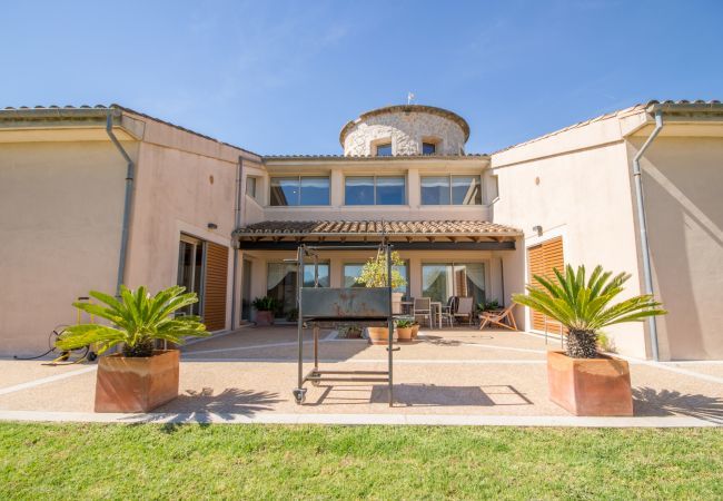 Rural house with pool for 15 people in Búger, Mallorca. 7 habitaciones dobles, 5 baños (3 en suite), 1 aseo, Wifi, sauna, piscina, campo de fútbol, campo de golf.