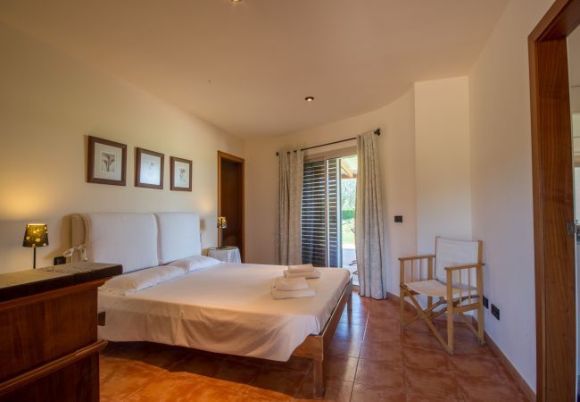 Rural house with pool for 15 people in Búger, Mallorca. 7 DBR, 5 BR (3 en suite), 1 Guest-WC, Wifi, sauna, pool, soccer field, golf course and idyllic outdoor area.