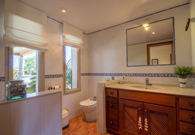 Rural house with pool for 15 people in Búger, Mallorca. 7 DBR, 5 BR (3 en suite), 1 Guest-WC, Wifi, sauna, pool, soccer field, golf course and idyllic outdoor area.