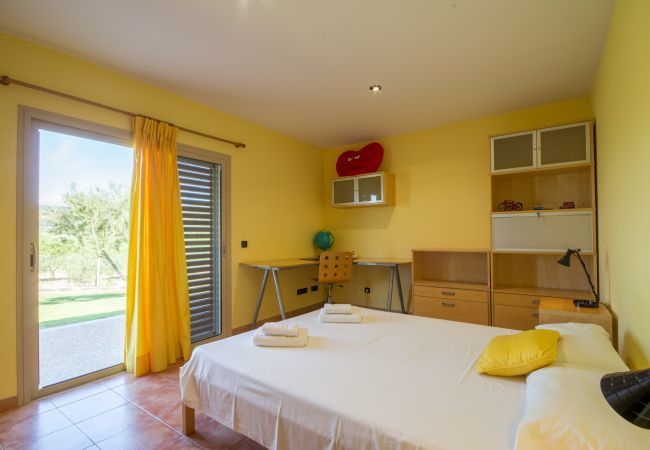 Rural house with pool for 15 people in Búger, Mallorca. 7 DBR, 5 BR (3 en suite), 1 Guest-WC, Wifi, sauna, pool, soccer field, golf course and idyllic outdoor area.